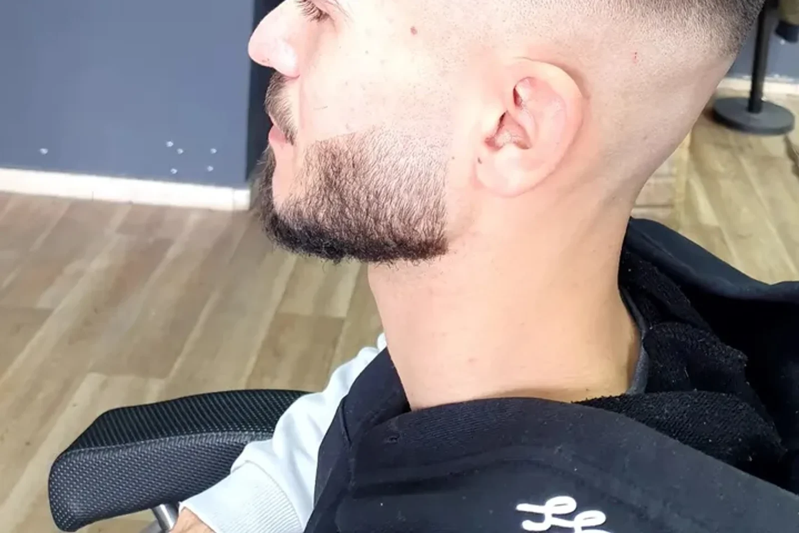 Pamja e brendshme e një berberi, atmosfera e Hairstudio VALONI
